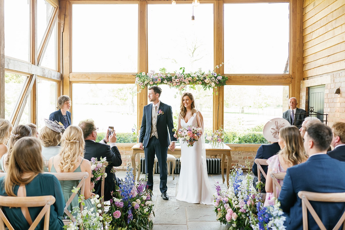 The-Cartshed-at-Barns-Yard-with-flowers-by-Bride-and-Bloom
